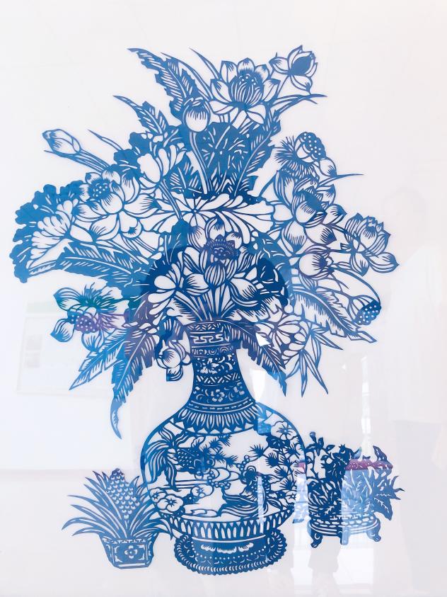 医学与公共服务学院举办"相映生辉——当青花瓷邂逅剪纸"手工作品展